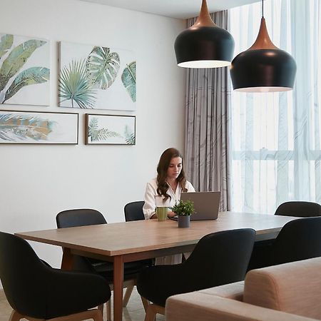 Element By Westin City Center الدوحة المظهر الخارجي الصورة A woman working at home