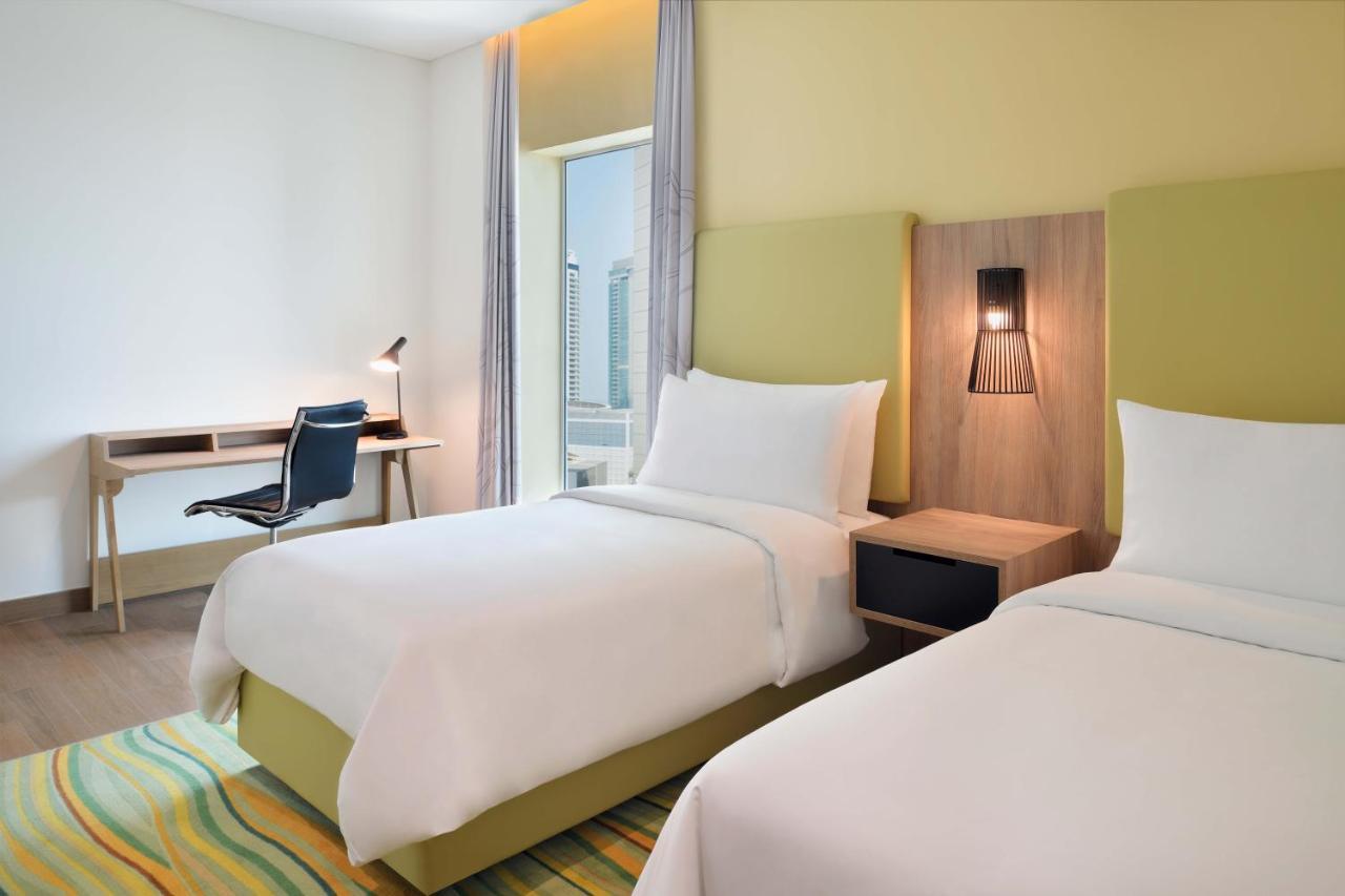 Element By Westin City Center الدوحة المظهر الخارجي الصورة A room at the Holiday Inn Express in Dubai