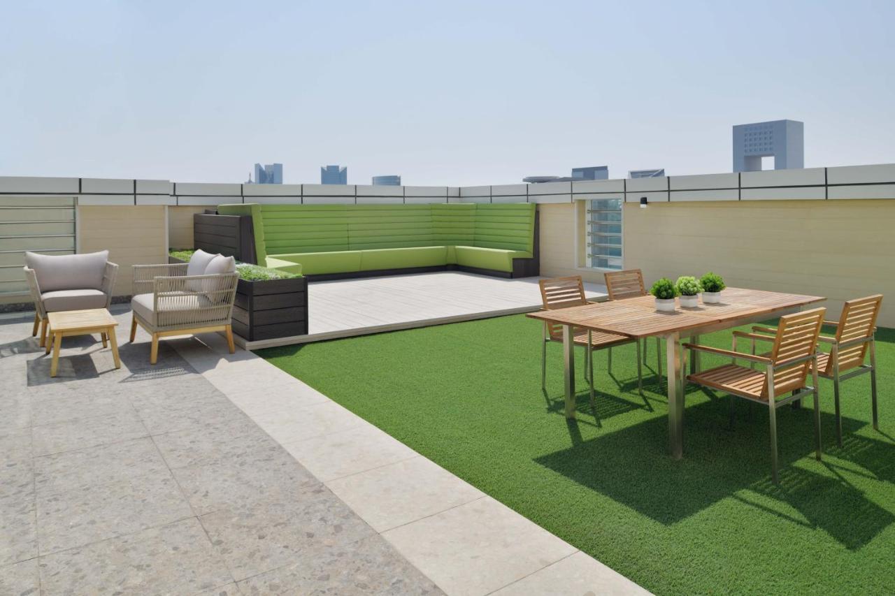Element By Westin City Center الدوحة المظهر الخارجي الصورة Artificial grass on a rooftop