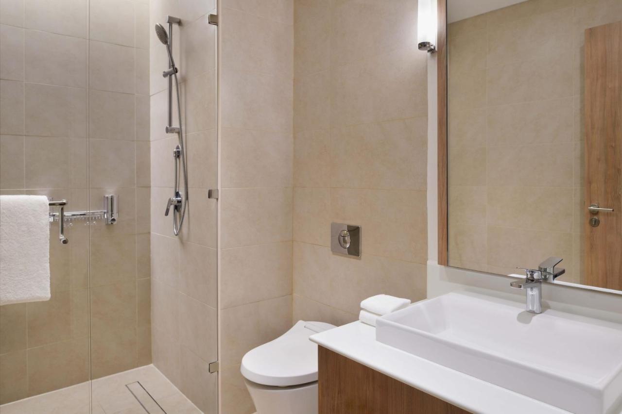 Element By Westin City Center الدوحة المظهر الخارجي الصورة A bathroom in a hotel