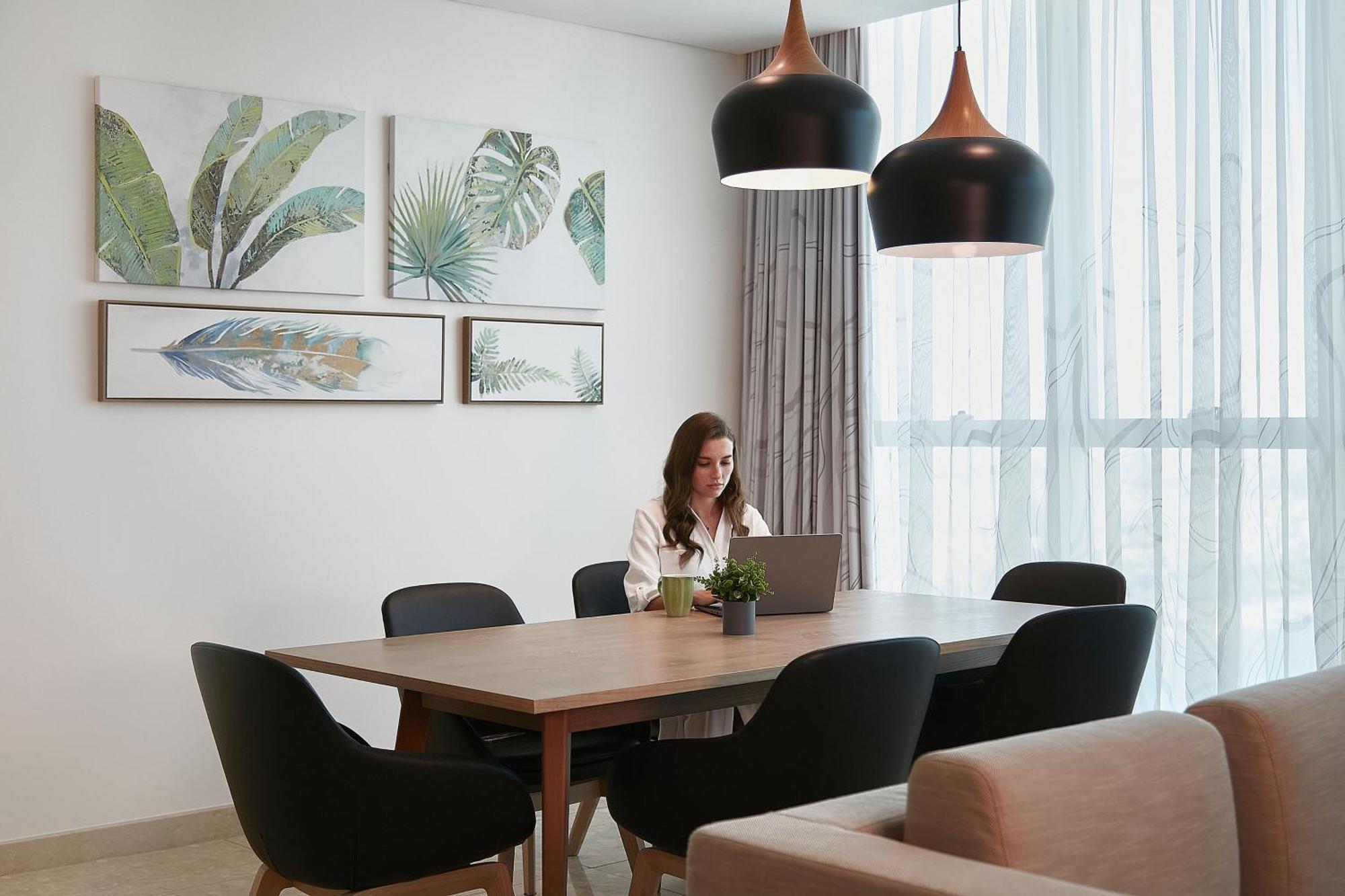 Element By Westin City Center الدوحة المظهر الخارجي الصورة A woman working at home